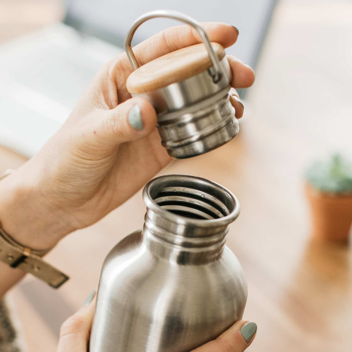 bambaw-non-insulated-stainless-steel-water-bottle-lead-free-silver